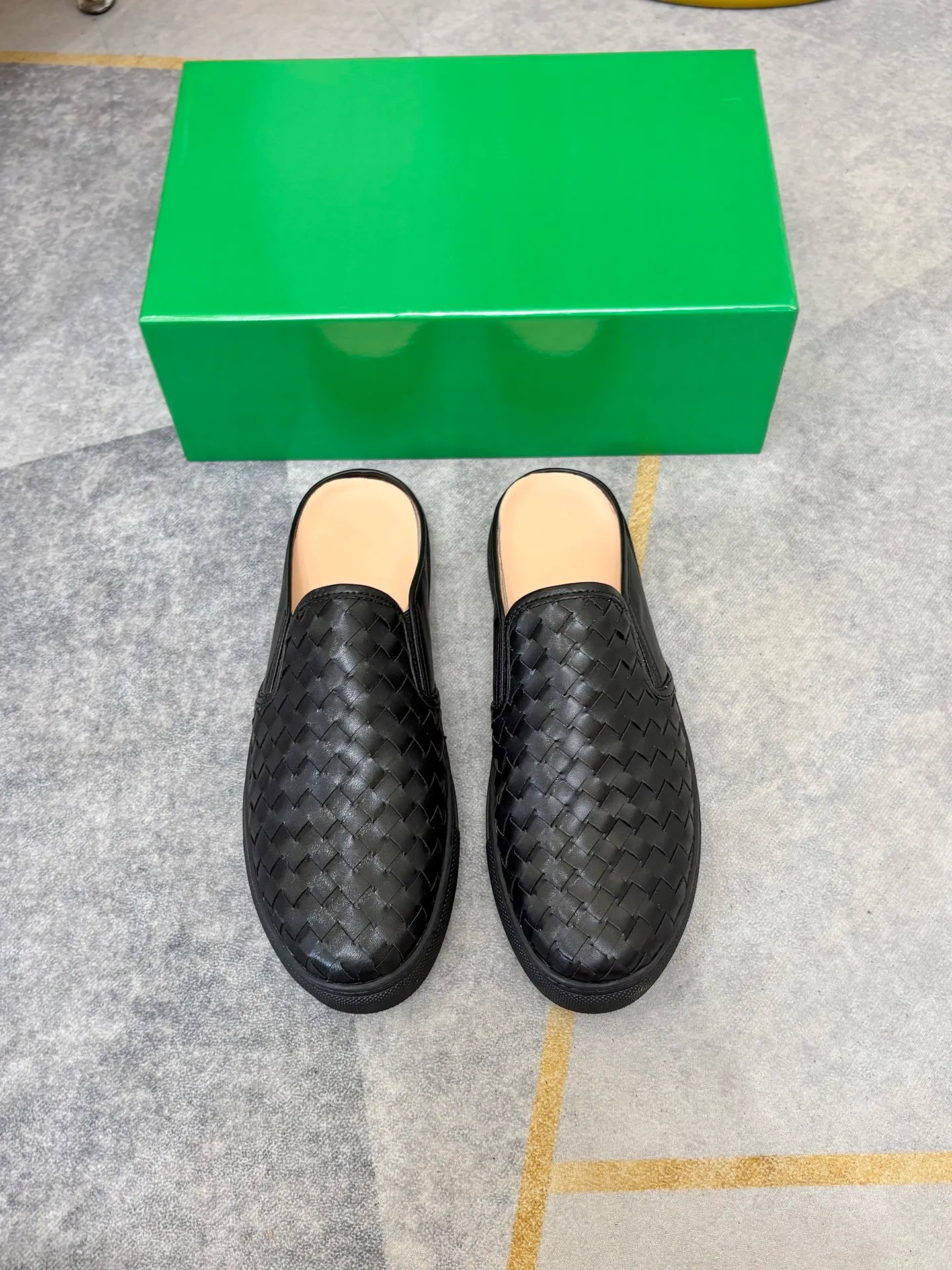 P380 BV men's casual half-drag👞. Handsome and versatile low-top shoes, woven cowhide upper, pigskin lining for the feet, 🌺🌺perfect shoe last, 🌲🌲 fashionable and handsome, comfortable on the feet, 🚗🚗wear-resistant and non-slip rubber outsole. Code number: 38-44. 45 is custom-made and cannot be returned or exchanged